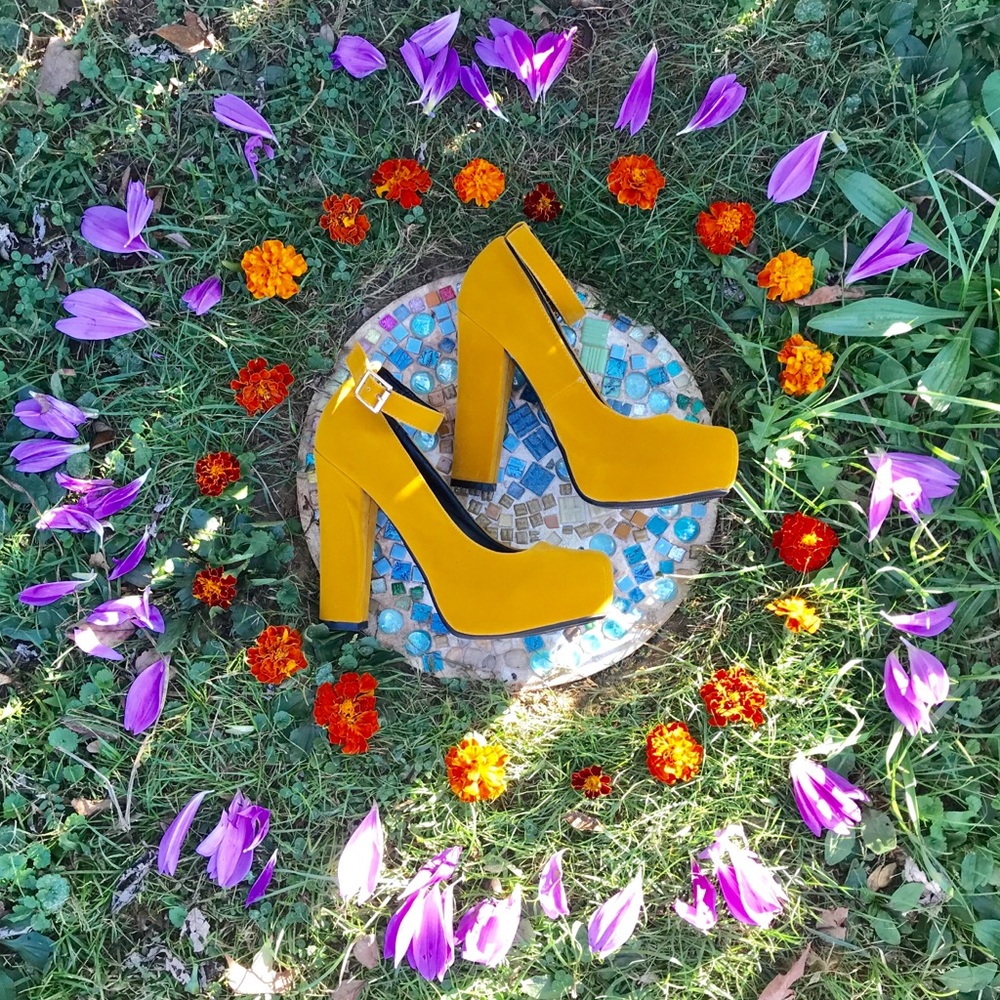 ✨Strappy Velvet Heels✨